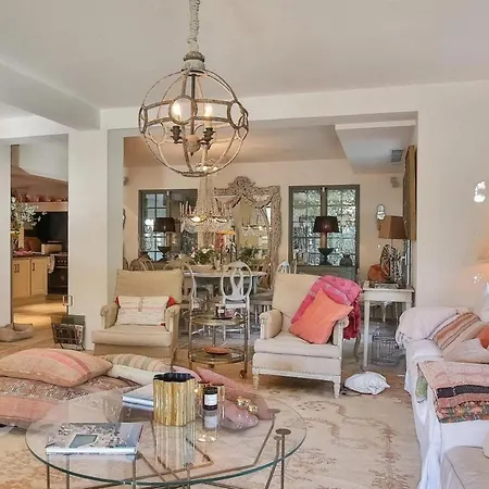 Stylish Izza Splendid View, Heated Pool *