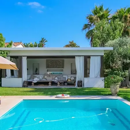 Stylish Izza Splendid View, Heated Pool Holiday home